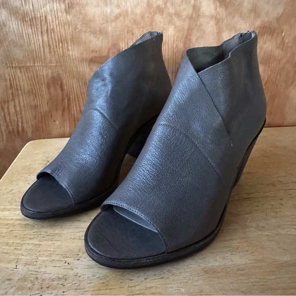 Eileen Fisher Ink Gray Leather Open Toe Criss Cross Heeled Ankle Bootie - Picture 1 of 8